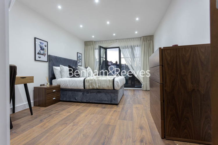 4  bedrooms flat to rent in Hillcrest Road, Acton, W3-image 27