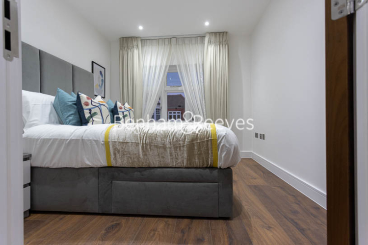 4  bedrooms flat to rent in Hillcrest Road, Acton, W3-image 28