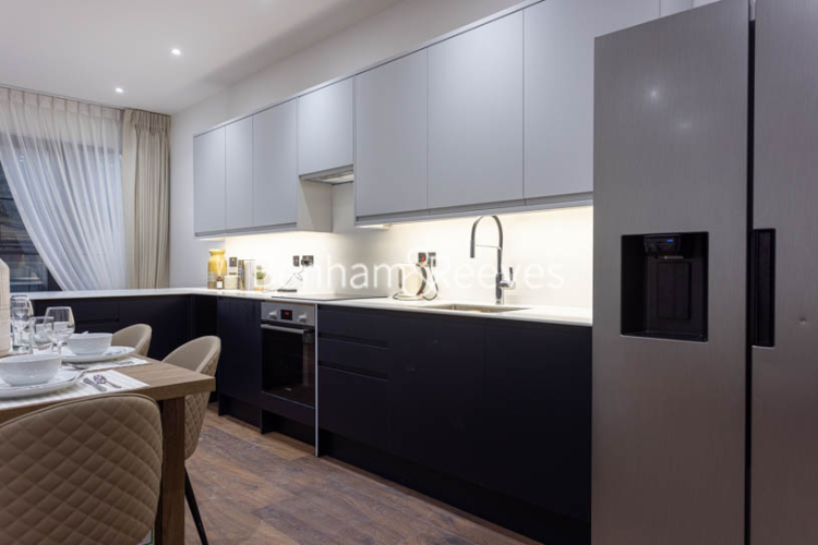 4  bedrooms flat to rent in Hillcrest Road, Acton, W3-image 2