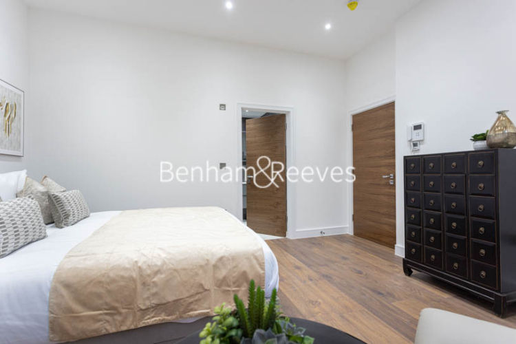 4 bedrooms flat to rent in Hillcrest Road, Acton, W3-image 3