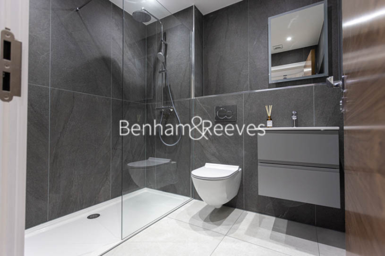 4 bedrooms flat to rent in Hillcrest Road, Acton, W3-image 4