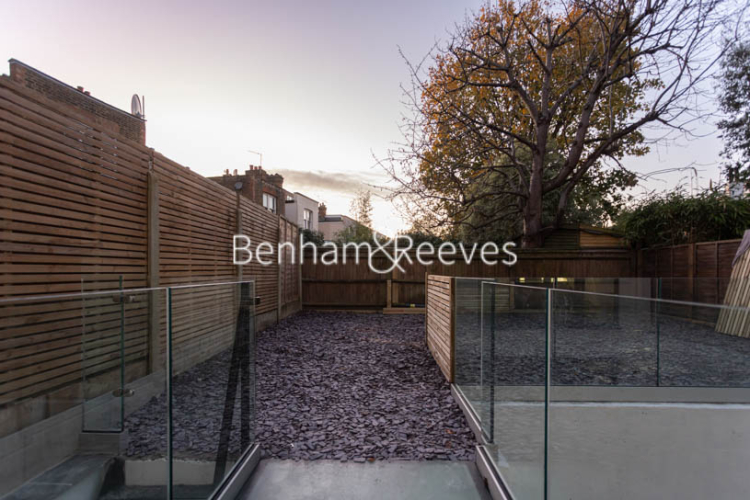 4  bedrooms flat to rent in Hillcrest Road, Acton, W3-image 5