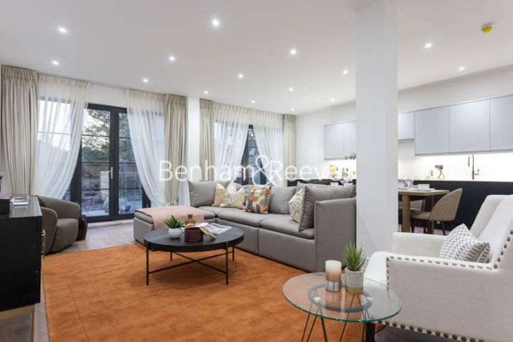 4  bedrooms flat to rent in Hillcrest Road, Acton, W3-image 6