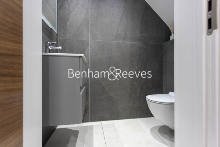 4  bedrooms flat to rent in Hillcrest Road, Acton, W3-image 8
