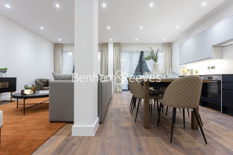4 bedrooms flat to rent in Hillcrest Road, Acton, W3-image 9