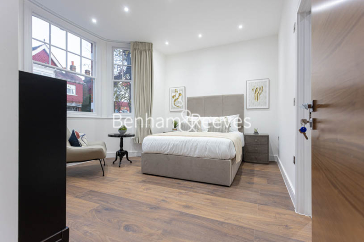 4 bedrooms flat to rent in Hillcrest Road, Acton, W3-image 11