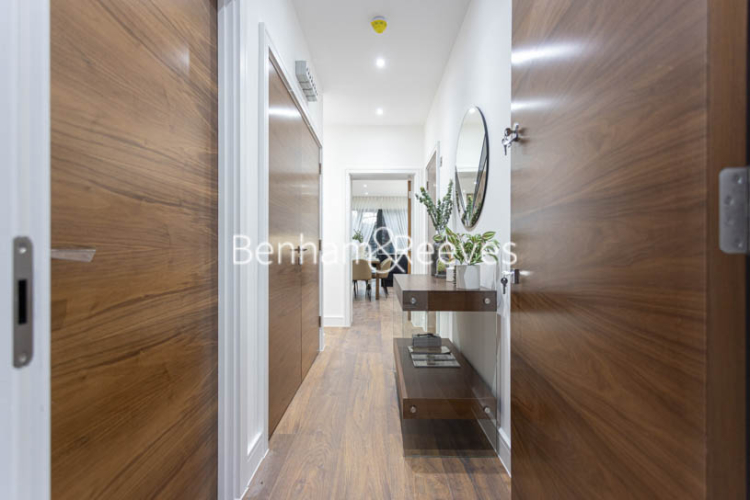 4  bedrooms flat to rent in Hillcrest Road, Acton, W3-image 12