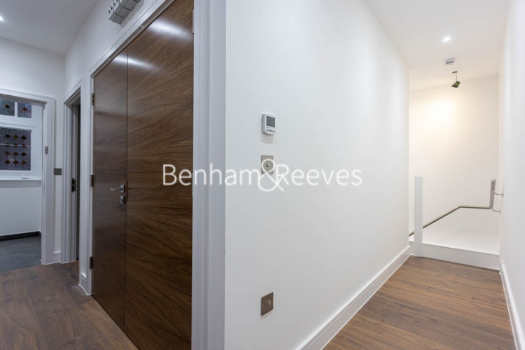 4 bedrooms flat to rent in Hillcrest Road, Acton, W3-image 13