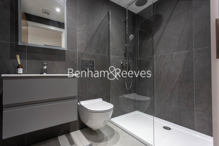 4 bedrooms flat to rent in Hillcrest Road, Acton, W3-image 14