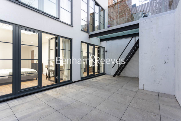 4  bedrooms flat to rent in Hillcrest Road, Acton, W3-image 15