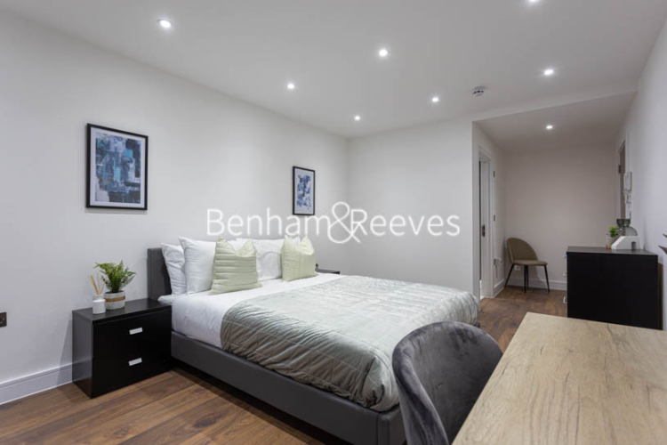 4 bedrooms flat to rent in Hillcrest Road, Acton, W3-image 16