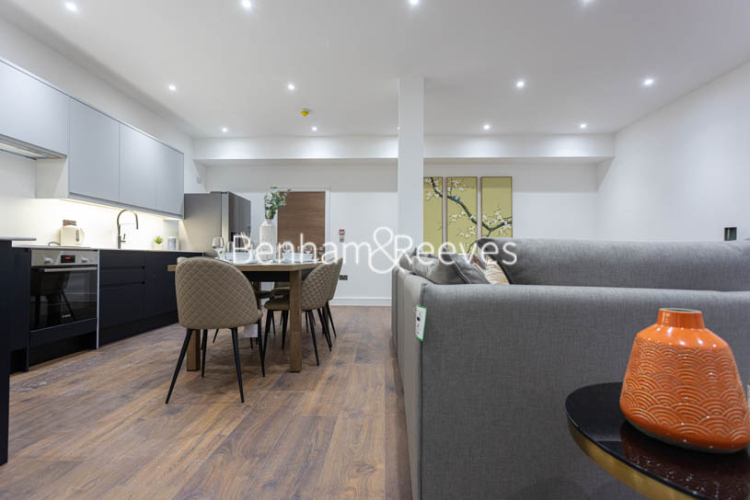 4 bedrooms flat to rent in Hillcrest Road, Acton, W3-image 18