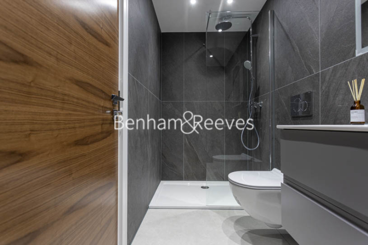 4  bedrooms flat to rent in Hillcrest Road, Acton, W3-image 24