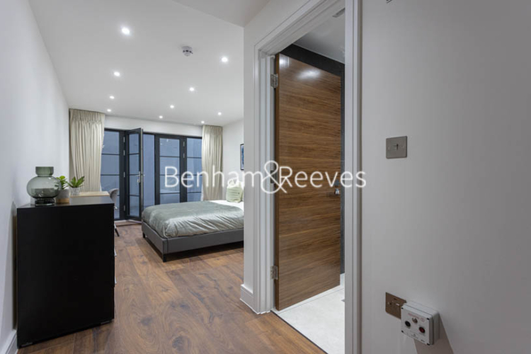 4 bedrooms flat to rent in Hillcrest Road, Acton, W3-image 27