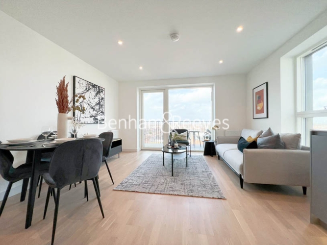 2  bedrooms flat to rent in Greenleaf Walk, Southall, UB1-image 1
