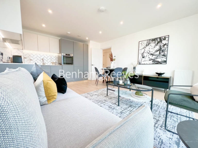 2 bedrooms flat to rent in Greenleaf Walk, Southall, UB1-image 2