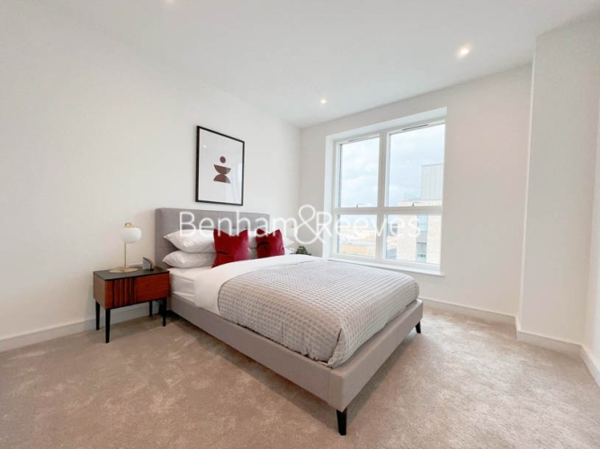 2  bedrooms flat to rent in Greenleaf Walk, Southall, UB1-image 3