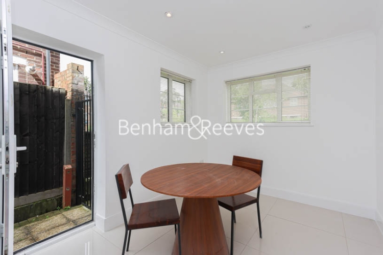 4 bedrooms flat to rent in East Close, Ealing, W5-image 9