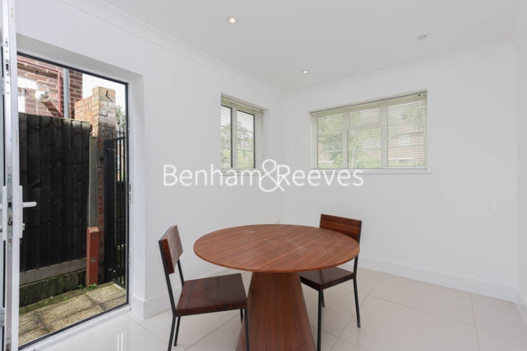 4  bedrooms flat to rent in East Close, Ealing, W5-image 9