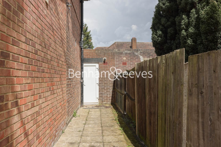4  bedrooms flat to rent in East Close, Ealing, W5-image 12
