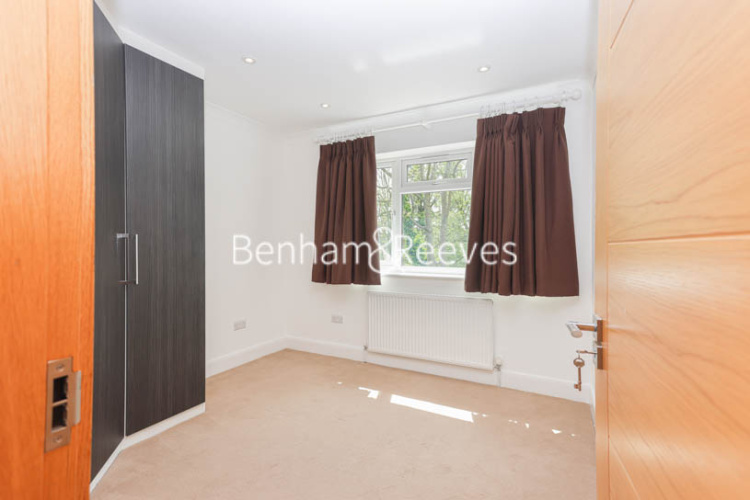 4  bedrooms flat to rent in East Close, Ealing, W5-image 29