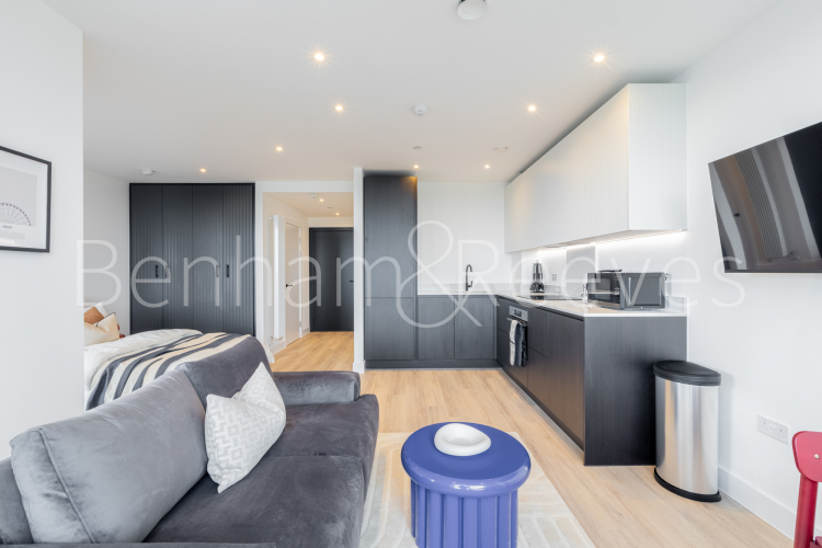 Studio flat to rent in Heartwood Boulevard, Acton, W3-image 7