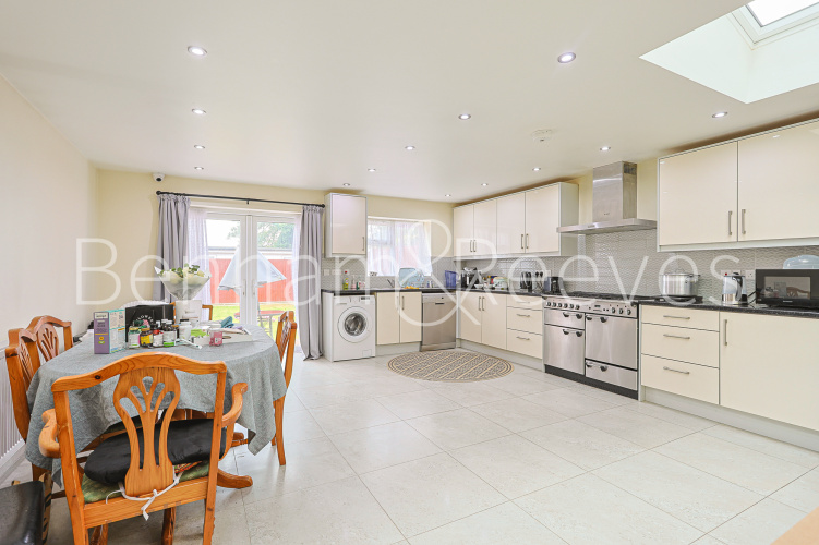 5  bedrooms house to rent in Uneeda Drive, Greenford, UB6-image 1