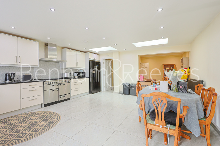 5  bedrooms house to rent in Uneeda Drive, Greenford, UB6-image 2