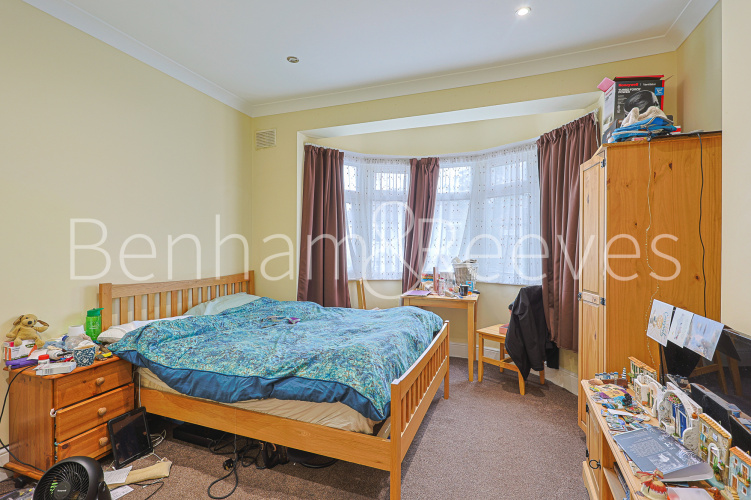 5  bedrooms house to rent in Uneeda Drive, Greenford, UB6-image 3