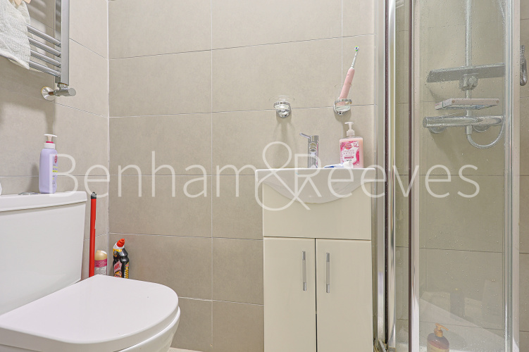 5  bedrooms house to rent in Uneeda Drive, Greenford, UB6-image 4