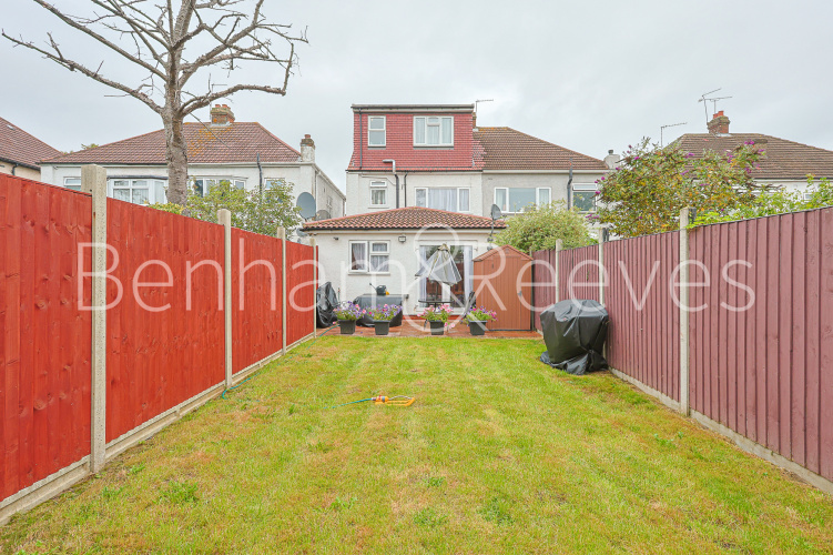 5  bedrooms house to rent in Uneeda Drive, Greenford, UB6-image 5
