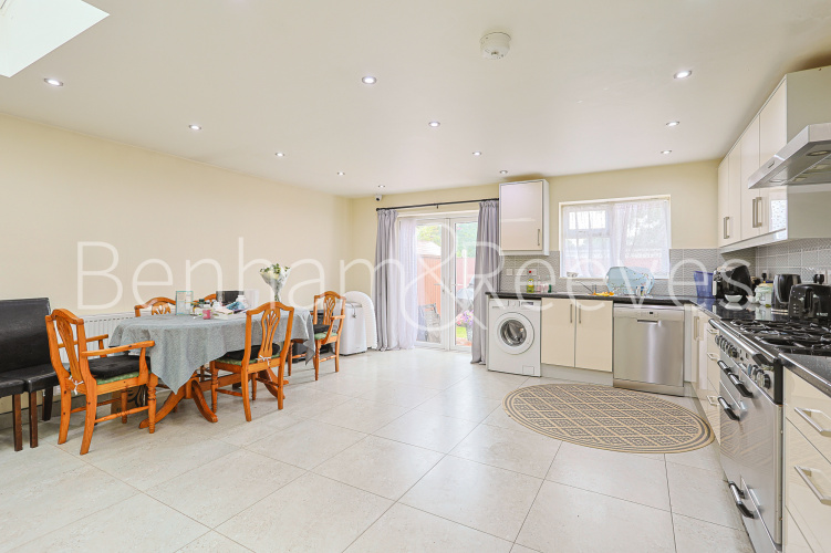 5  bedrooms house to rent in Uneeda Drive, Greenford, UB6-image 6