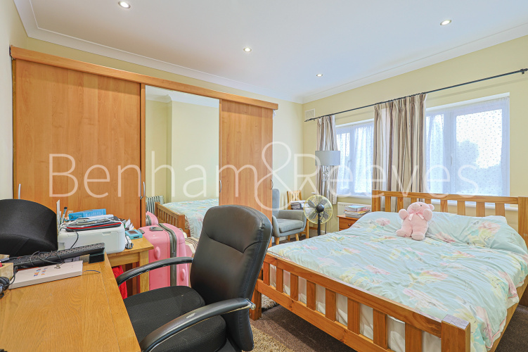 5  bedrooms house to rent in Uneeda Drive, Greenford, UB6-image 7