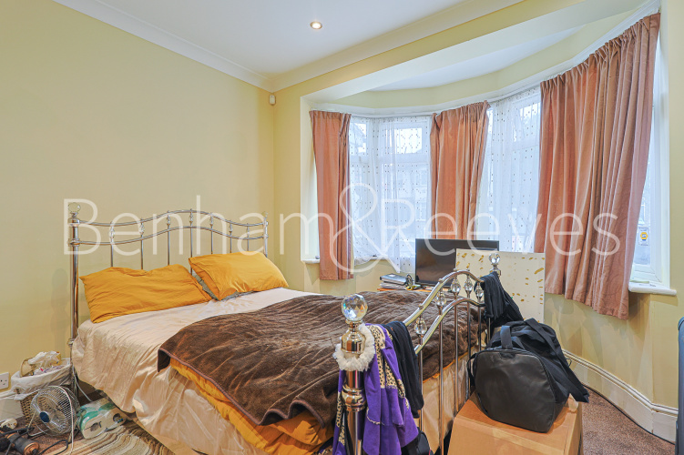 5  bedrooms house to rent in Uneeda Drive, Greenford, UB6-image 8