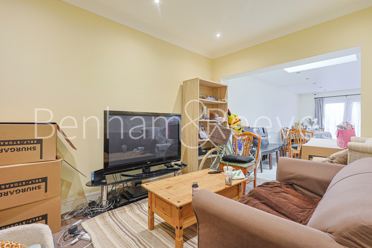 5  bedrooms house to rent in Uneeda Drive, Greenford, UB6-image 11