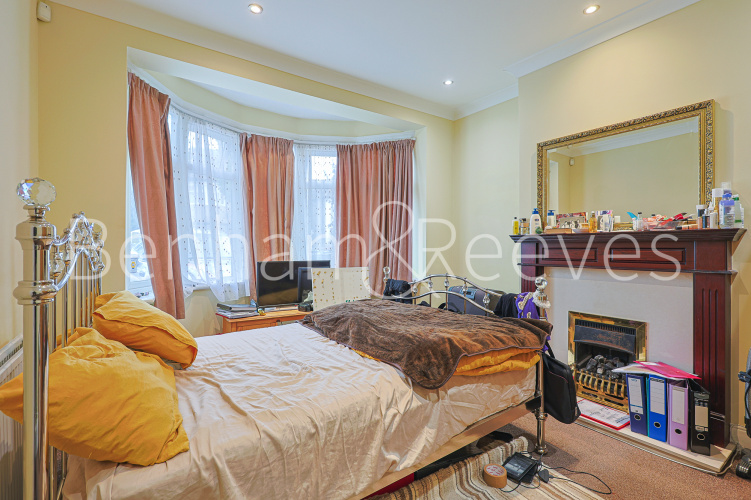 5  bedrooms house to rent in Uneeda Drive, Greenford, UB6-image 12