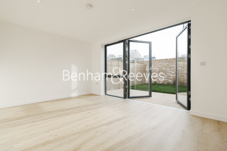 3  bedrooms house to rent in Felix Road, Ealing, W13-image 1