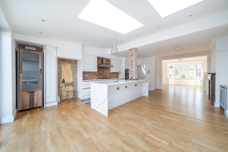 4  bedrooms house to rent in Brentmead gardens, Ealing, NW10-image 1