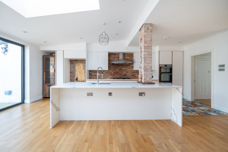 4  bedrooms house to rent in Brentmead gardens, Ealing, NW10-image 2