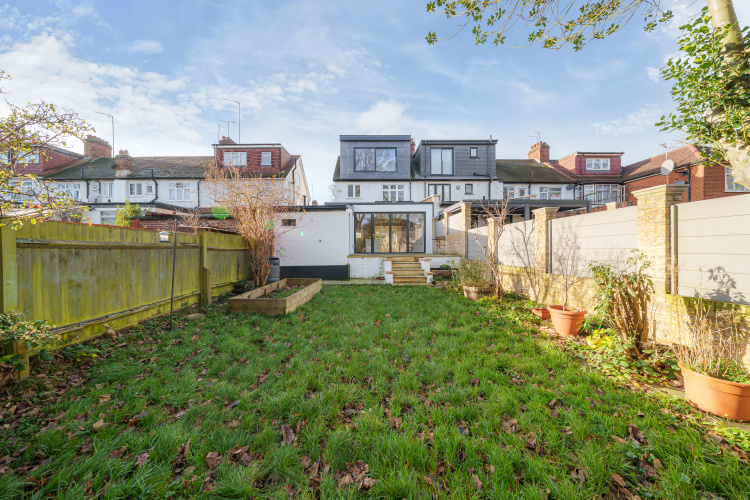4  bedrooms house to rent in Brentmead gardens, Ealing, NW10-image 11