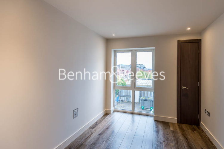 4  bedrooms flat to rent in Regatta Lane, Hammersmith, W6-image 15