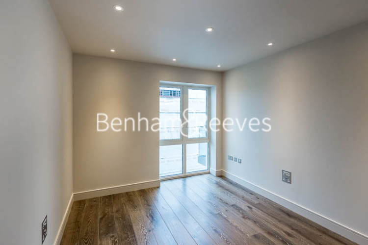 4  bedrooms flat to rent in Regatta Lane, Hammersmith, W6-image 17