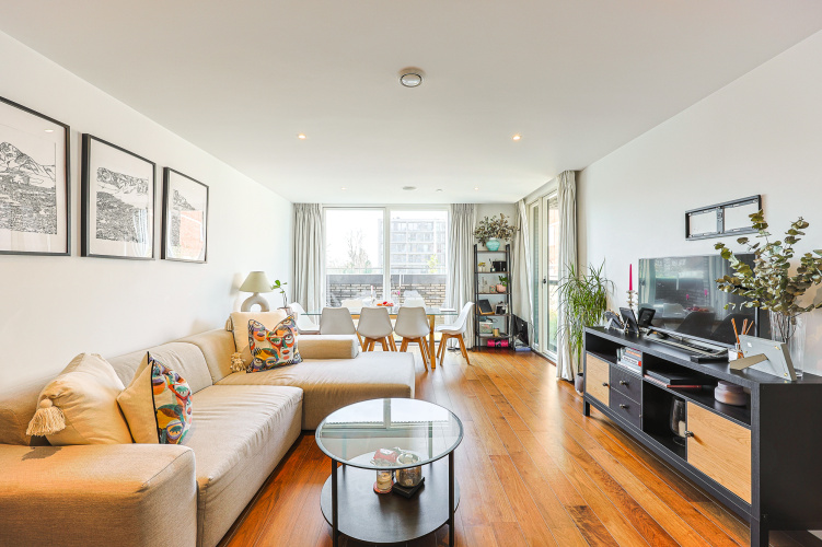 1 bedroom flat to rent in London Square, Putney, SW15-image 1