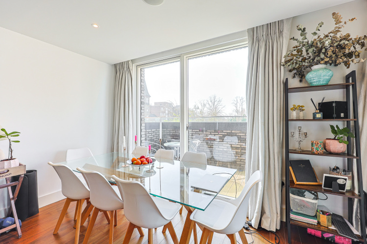 1 bedroom flat to rent in London Square, Putney, SW15-image 2