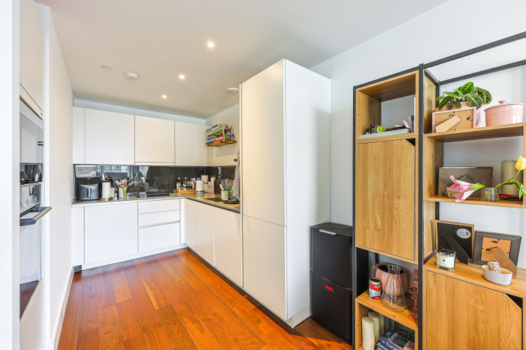 1 bedroom flat to rent in London Square, Putney, SW15-image 8