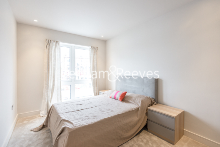 2  bedrooms flat to rent in Parr's Way, Hammersmith, W6-image 3