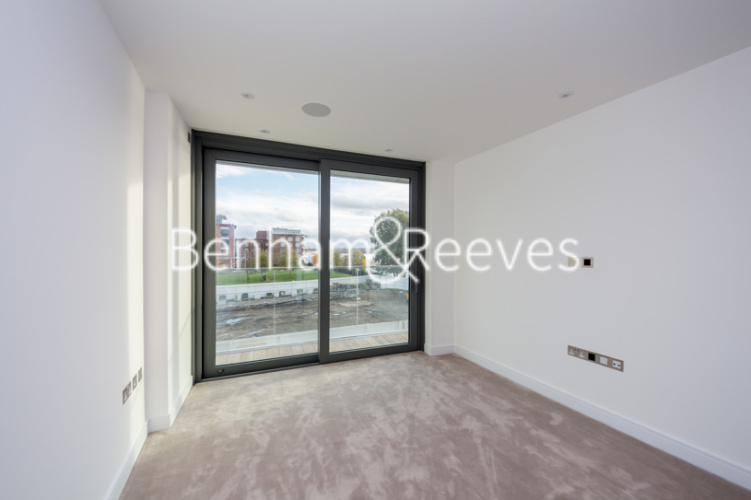 3 bedrooms flat to rent in GoldHurst House, Hammersmith, W6-image 3