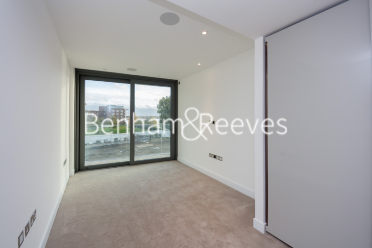 3 bedrooms flat to rent in GoldHurst House, Hammersmith, W6-image 9