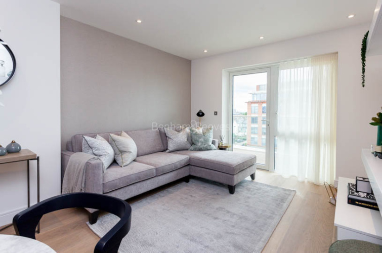1  bedroom flat to rent in Parrs Way, Hammersmith, W6-image 2