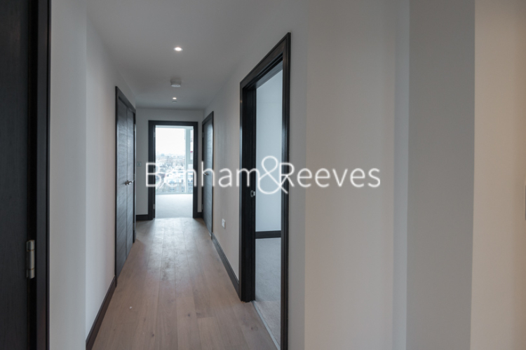 3 bedrooms flat to rent in Sovereign Court, Hammersmith, W6-image 15